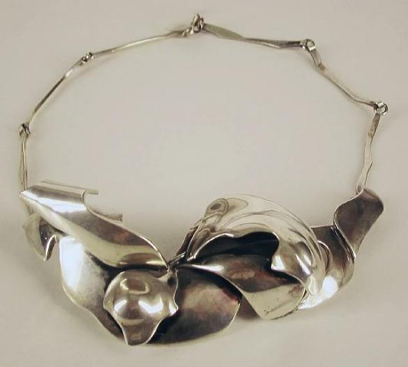 Afbeelding van het kunstwerk 'zilveren halssieraad' van G. Zielstra