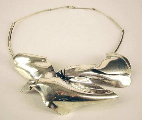 Afbeelding van het kunstwerk 'zilveren halssieraad met losse band' van G. Zielstra