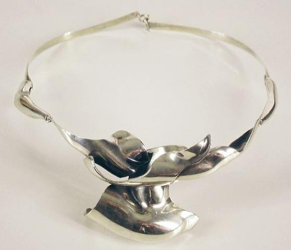 Afbeelding van het kunstwerk 'zilveren halssieraad met stijve band' van G. Zielstra