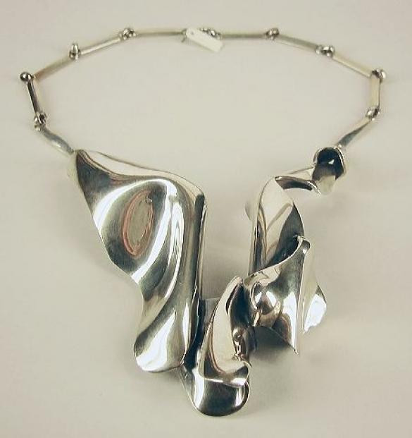Afbeelding van het kunstwerk 'zilveren halssieraad met losse band' van G. Zielstra
