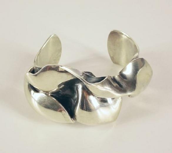 Afbeelding van het kunstwerk 'zilveren klemarmband' van G. Zielstra