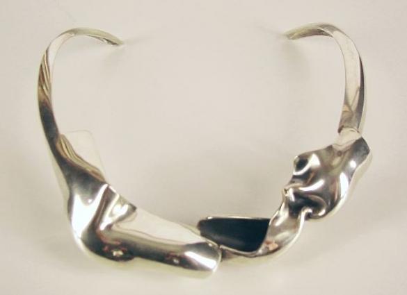 Afbeelding van het kunstwerk 'zilveren halssieraad' van G. Zielstra