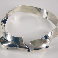 Afbeelding van het kunstwerk 'zilveren halssieraad met stijve band' van G. Zielstra